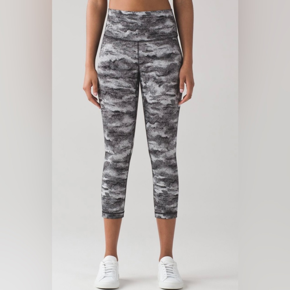 Wunder Under High-Rise Crop 21” Luon Hazy Days Black White Size 6